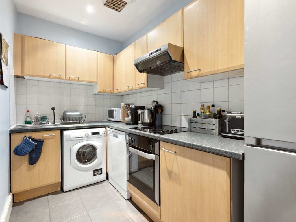 3 bed flat for sale in Dumbarton Road, Glasgow G11, £235,000