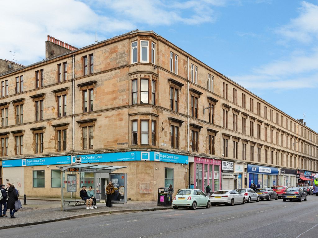 3 bed flat for sale in Dumbarton Road, Glasgow G11, £235,000