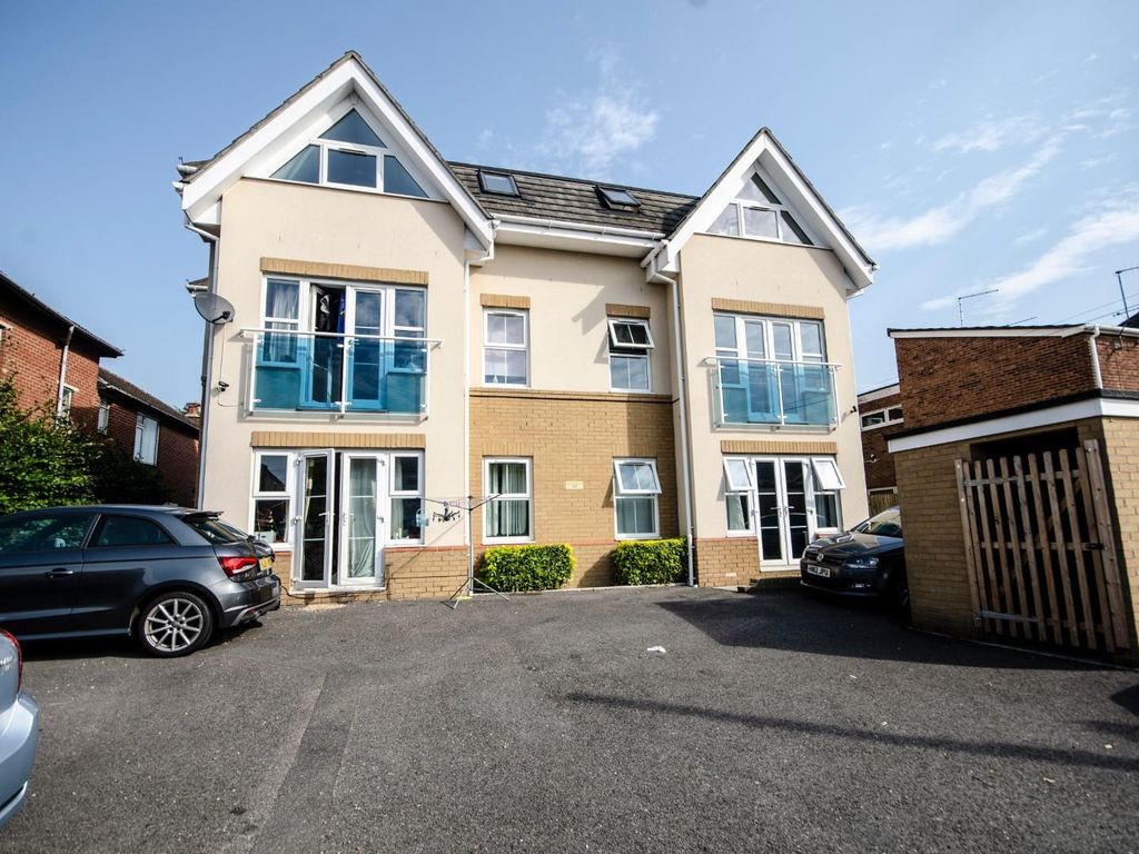2 bed flat for sale in Millbrook Road East, Southampton SO15, £155,000