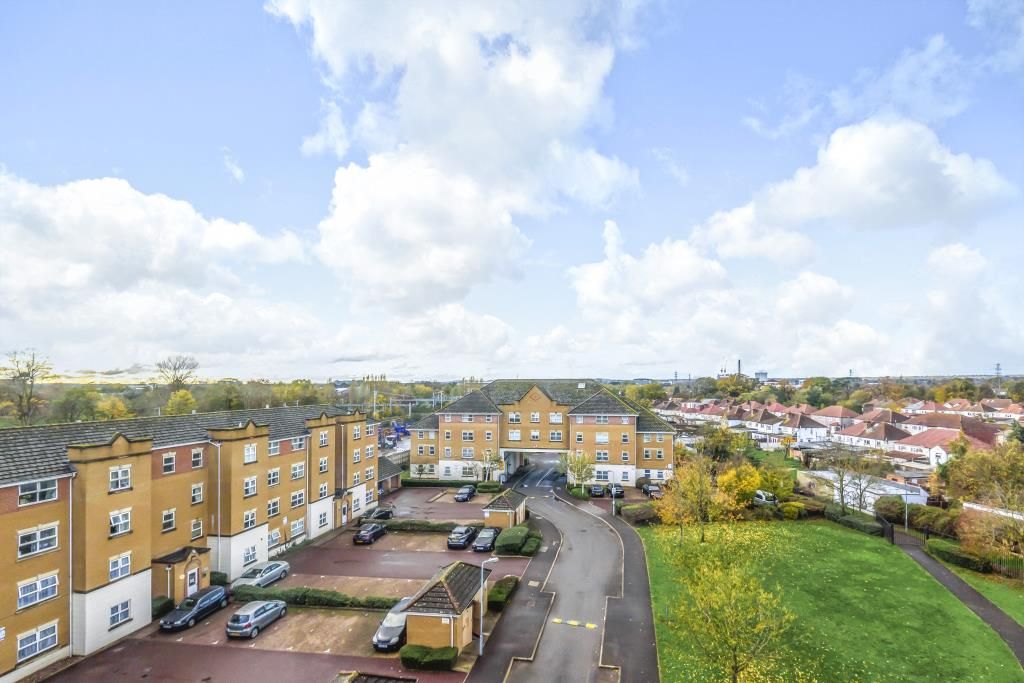 2 bed flat for sale in Slough, Berkshire SL1, £260,000