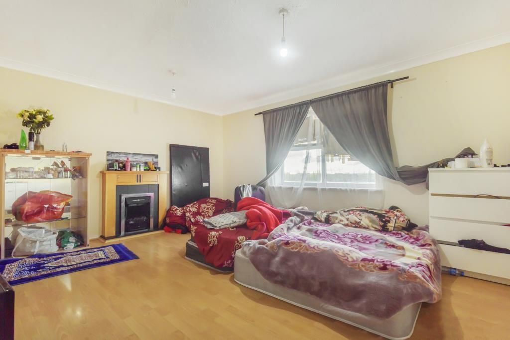 2 bed flat for sale in Slough, Berkshire SL1, £260,000