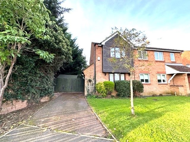 2 bed end terrace house for sale in Orchard Close, Biggleswade SG18, £299,950