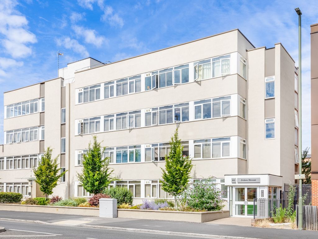 1 bed flat for sale in East Street, Epsom KT17, £190,000