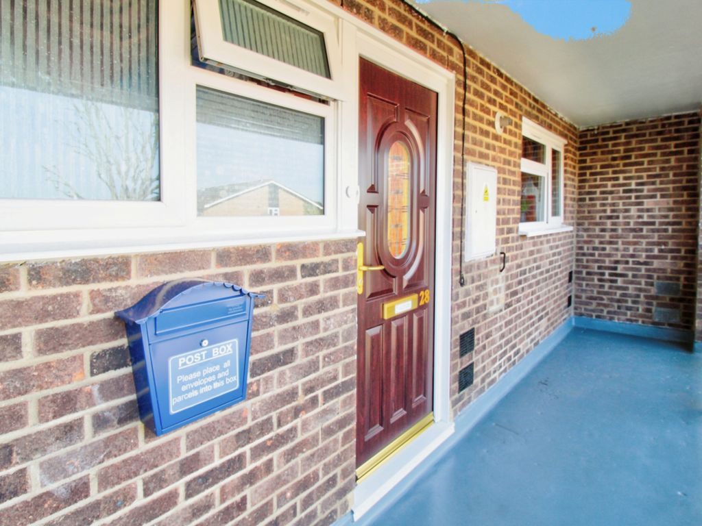 1 bed flat for sale in Blandford Close, Romford RM7, £225,000
