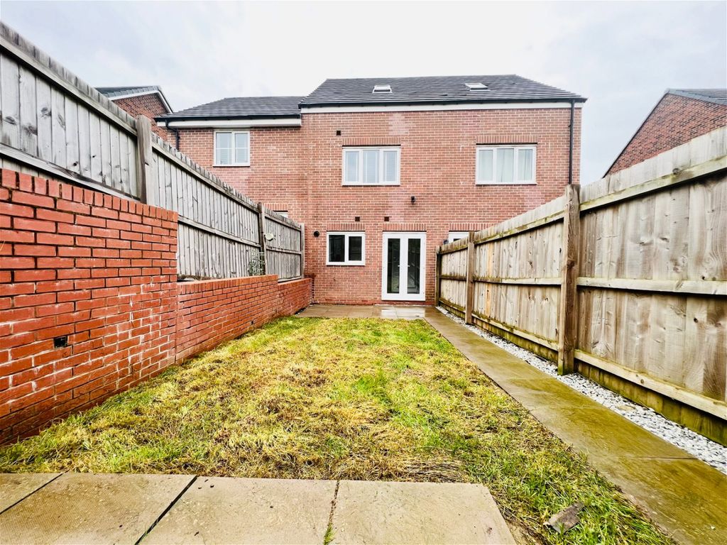 3 bed town house for sale in Laceby Close, Redditch B97, £250,000