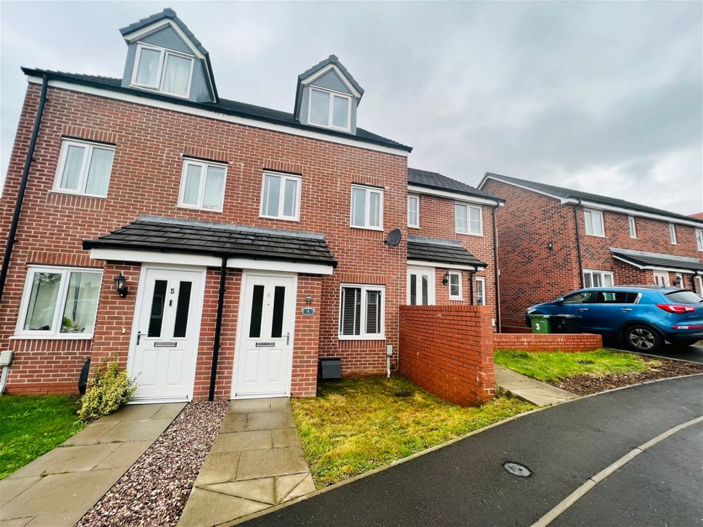 3 bed town house for sale in Laceby Close, Redditch B97, £250,000