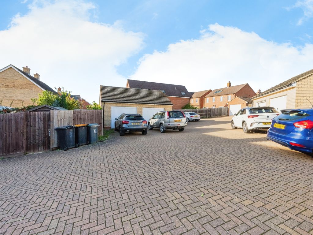 3 bed end terrace house for sale in Markham Rise, Bedford, Bedfordshire MK41, £310,000