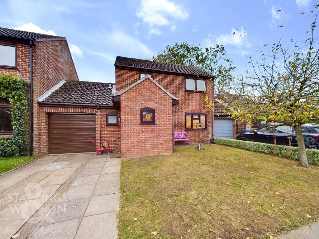 4 bed link-detached house for sale in The Coigncroft, Brundall, Norwich NR13, £320,000