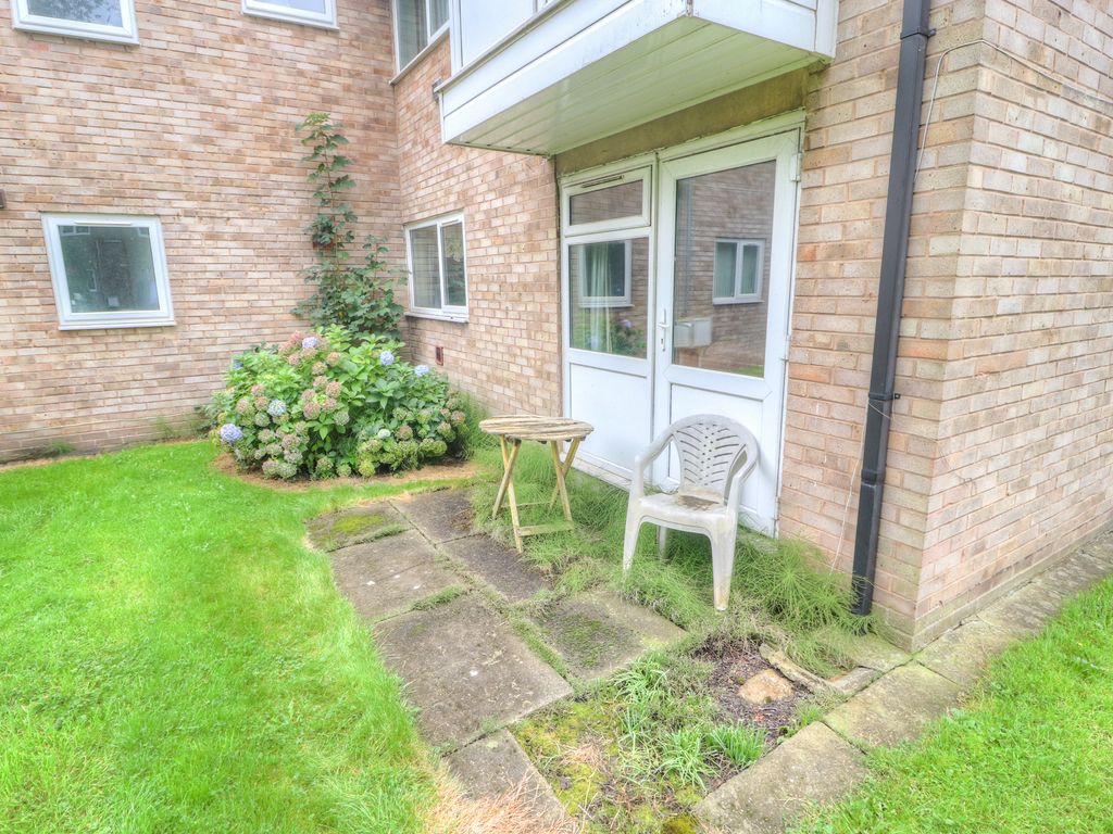 1 bed flat for sale in Hathaway Close, Heald Green, Cheadle SK8, £150,000