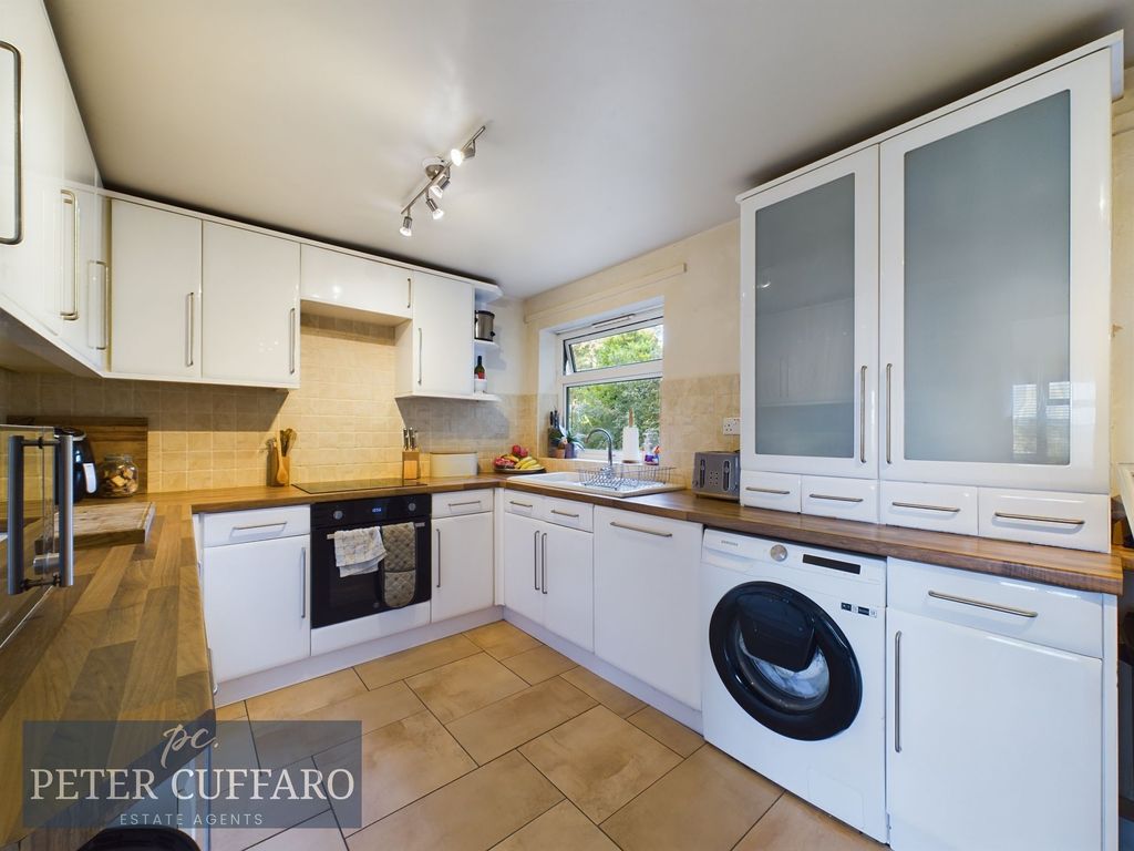 2 bed flat for sale in Chapelfields, Stanstead Abbotts SG12, £270,000