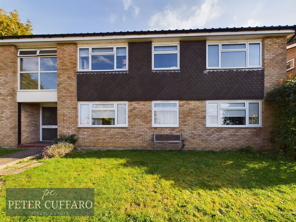 2 bed flat for sale in Chapelfields, Stanstead Abbotts SG12, £270,000