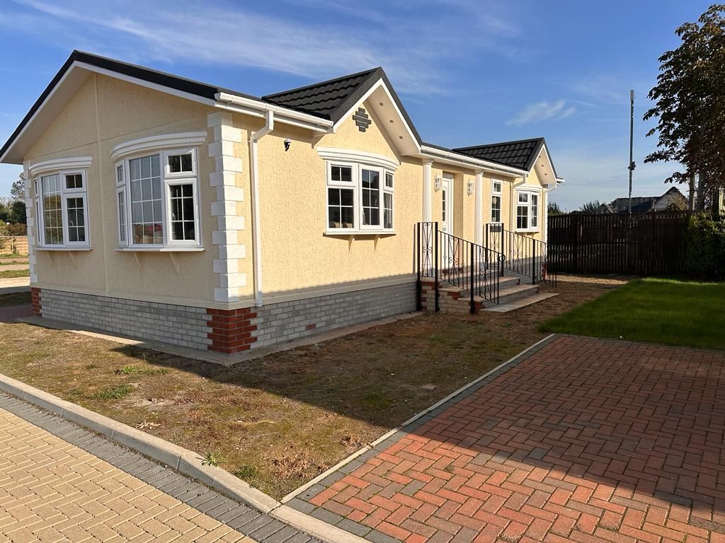 2 bed mobile/park home for sale in Rookery Drove, Beck Row, Bury St. Edmunds IP28, £175,995