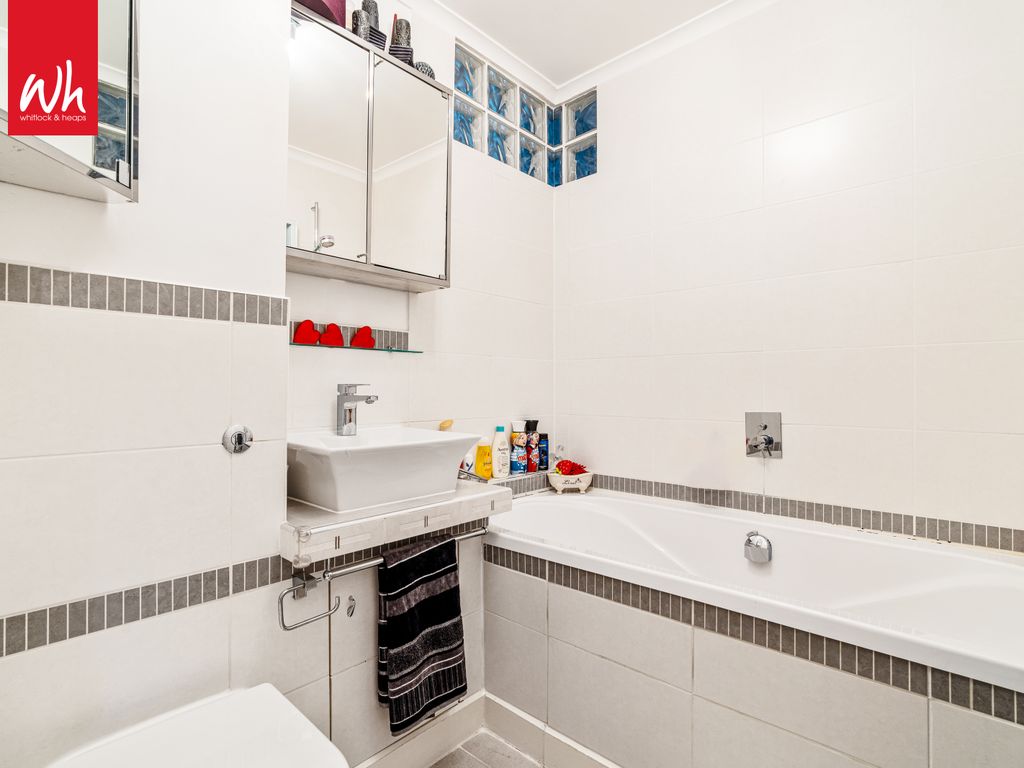 1 bed flat for sale in Livingstone Road, Hove BN3, £240,000