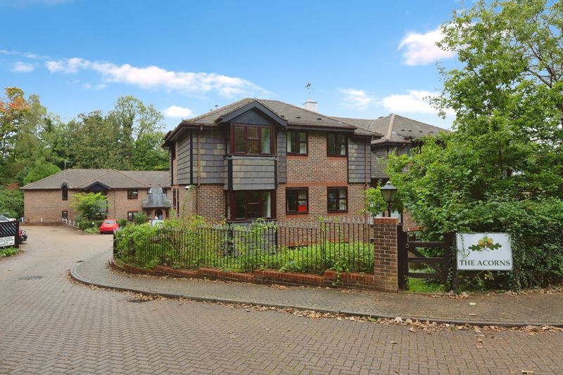 2 bed flat for sale in The Acorns, Sevenoaks TN13, £160,000