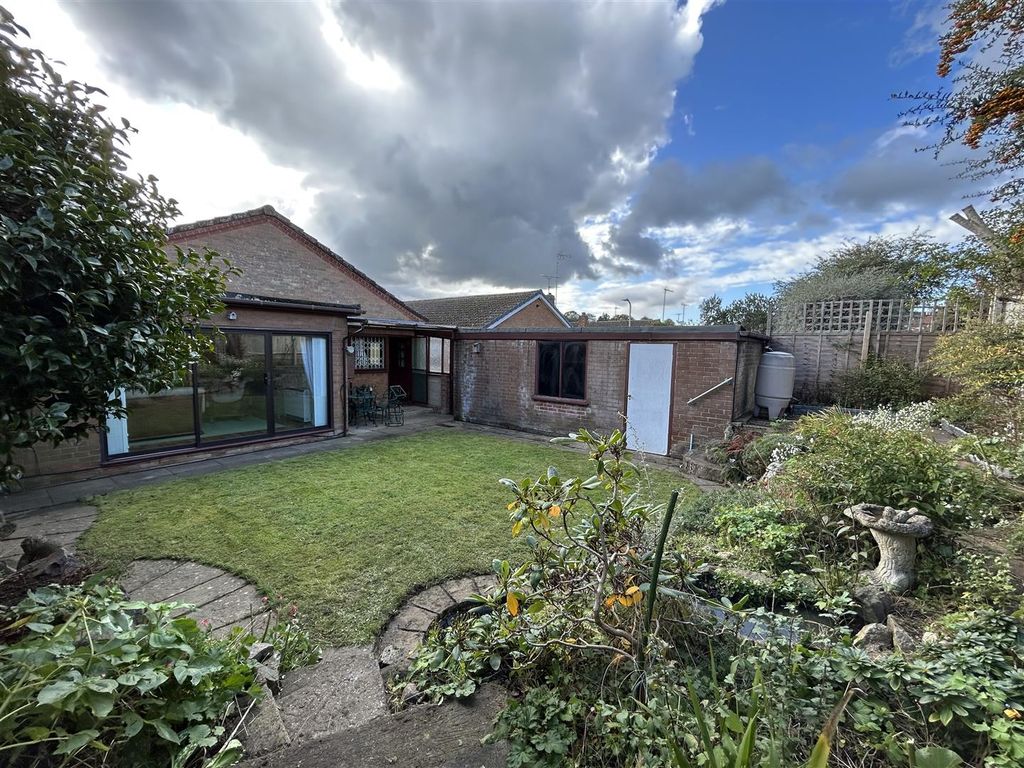 3 bed detached bungalow for sale in Orange Hill, Lutterworth LE17, £325,000