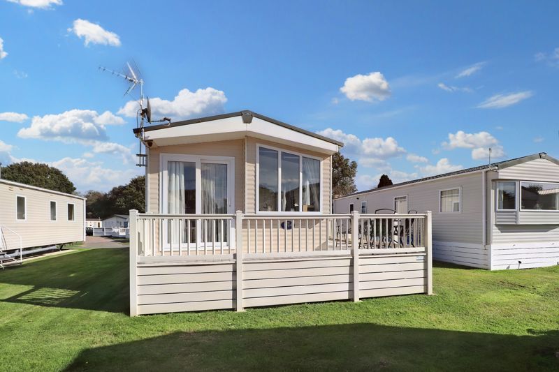 2 bed mobile/park home for sale in Lakeside, St Osyth CO16, £20,000
