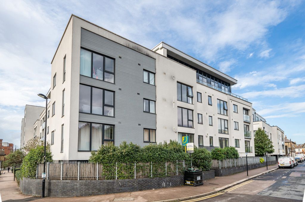 1 bed flat for sale in Hillyfield, Walthamstow, London E17, £250,000