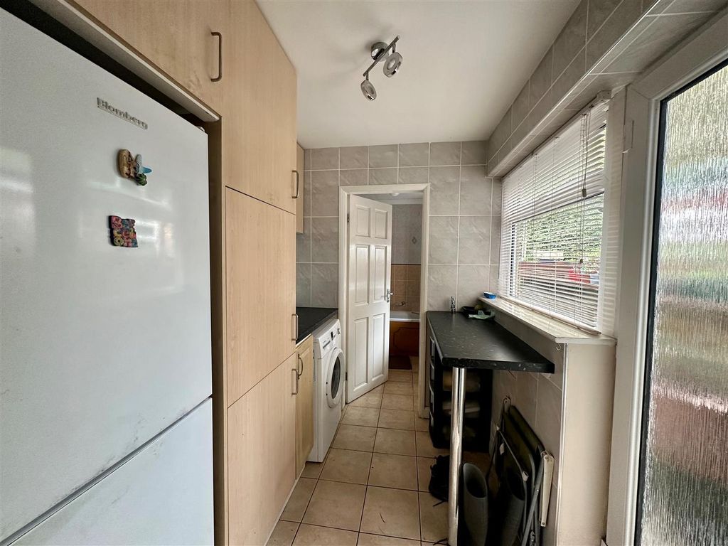 2 bed terraced house for sale in Lincoln Street, York YO26, £220,000