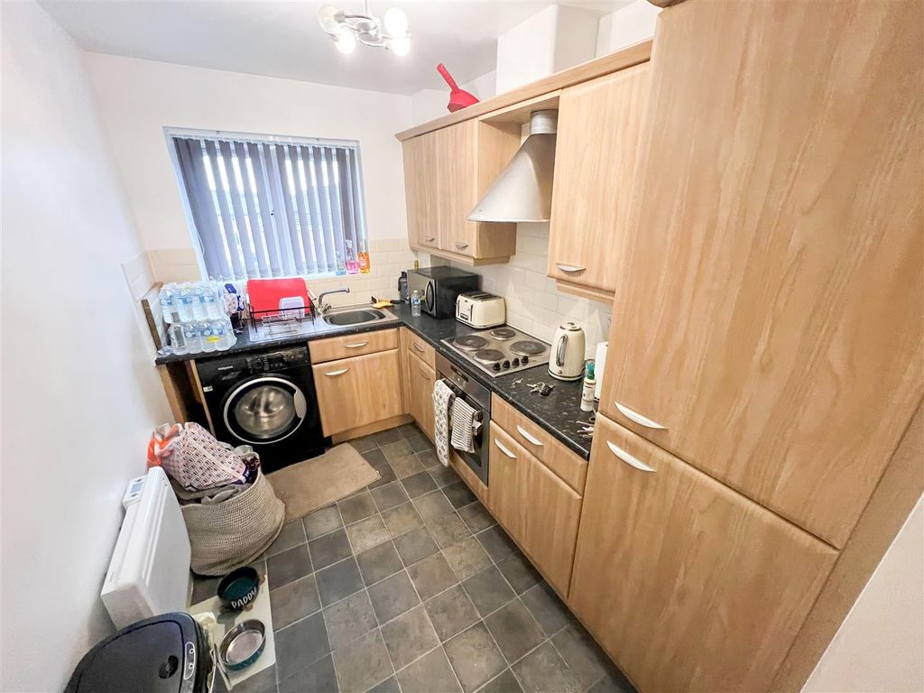 2 bed flat for sale in Jenkinson Grove, Armthorpe, Doncaster DN3, £95,000