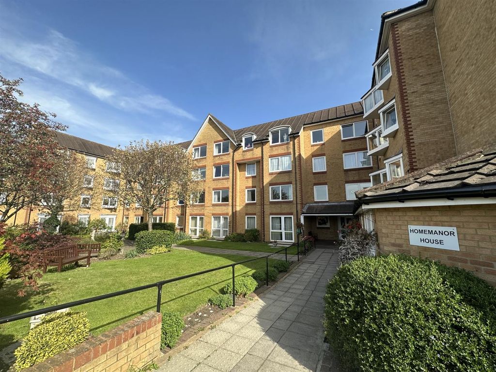 1 bed flat for sale in Homemanor House, Cassio Road, Watford WD18, £128,000
