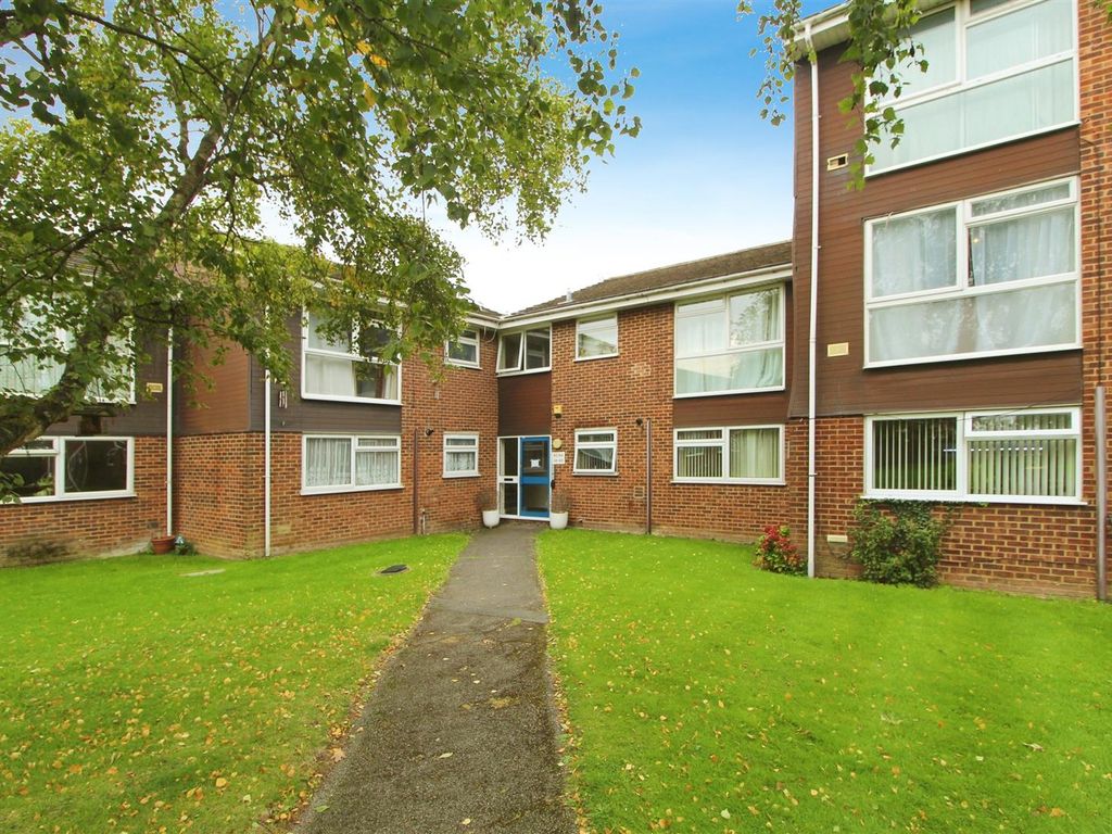 2 bed flat for sale in Welland Close, Langley, Slough SL3, £260,000