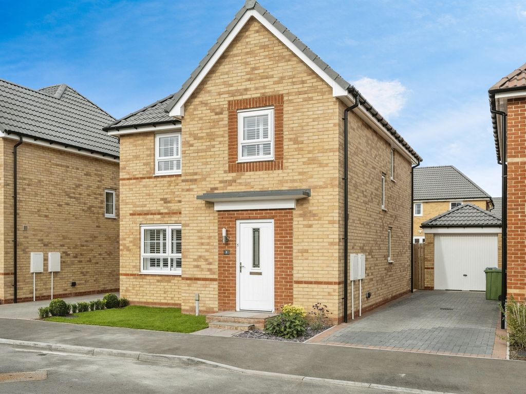 4 bed detached house for sale in Farleigh Drive, Harworth, Doncaster DN11, £320,000