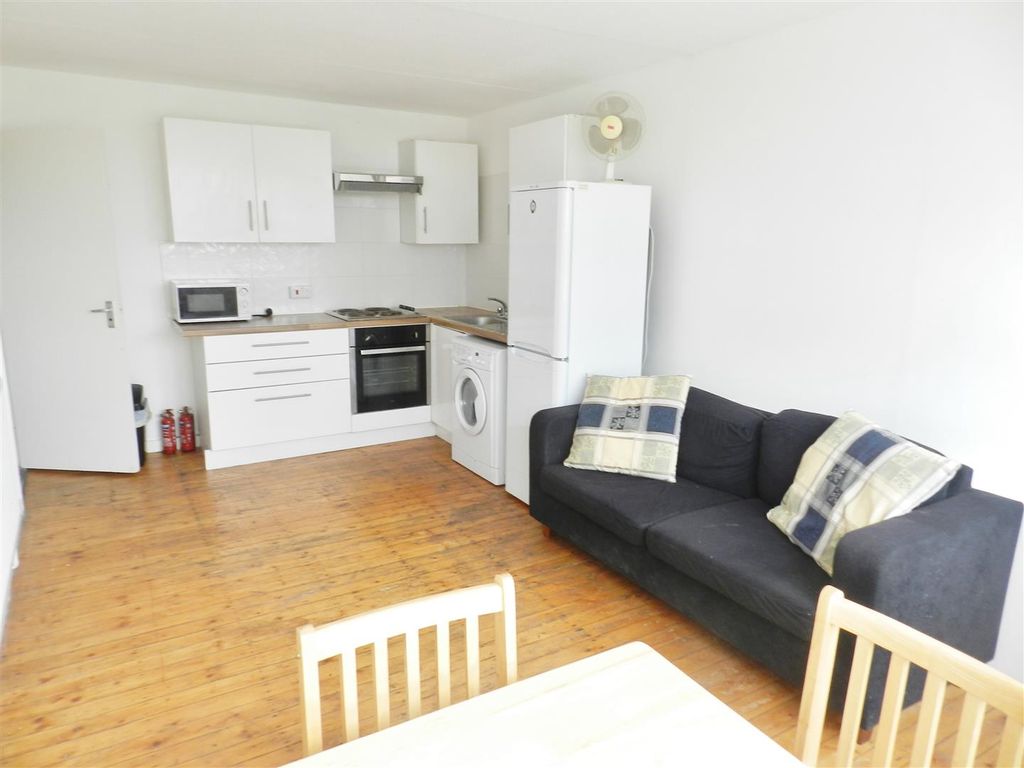 3 bed flat for sale in Arthur Court, Charlotte Despard Avenue, London SW11, £299,950