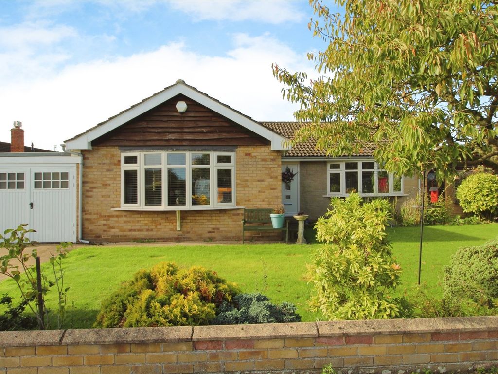 3 bed bungalow for sale in Mill Lane, Camblesforth YO8, £325,000