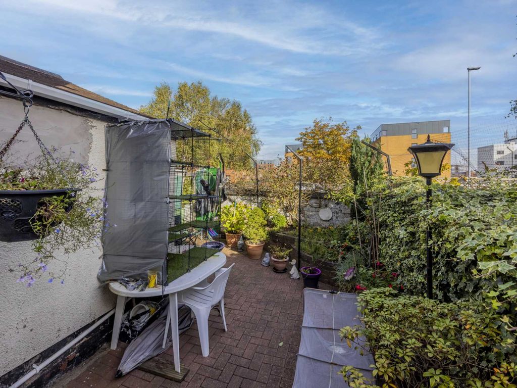 4 bed terraced house for sale in Bath Street, Stoke ST4, £160,000