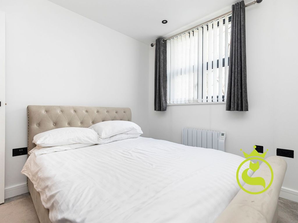 2 bed flat for sale in Sandbanks Road, The Metropolitan BH15, £230,000