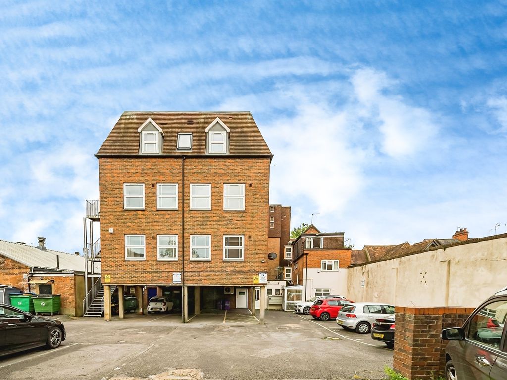 1 bed flat for sale in Granville Place, Aylesbury HP20, £150,000