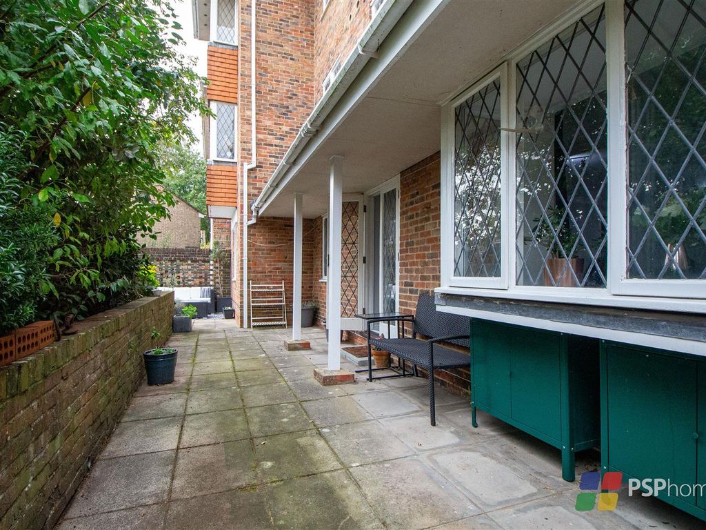 2 bed flat for sale in Drummond Court, Drummond Close, Haywards Heath RH16, £275,000