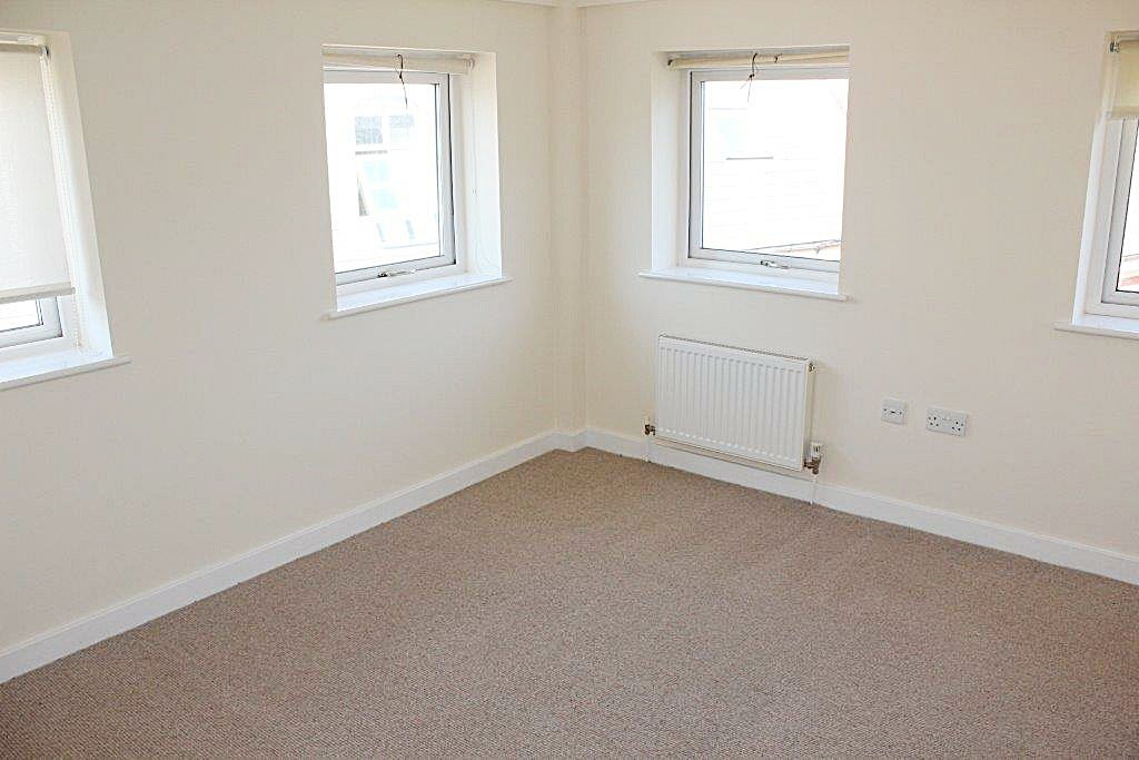 1 bed flat for sale in Dickens Court, Hensborough, Dickens Heath B90, £135,000