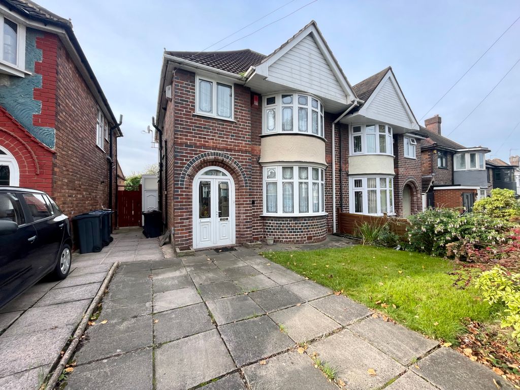 3 bed semi-detached house for sale in Flaxley Road, Birmingham B33, £265,000