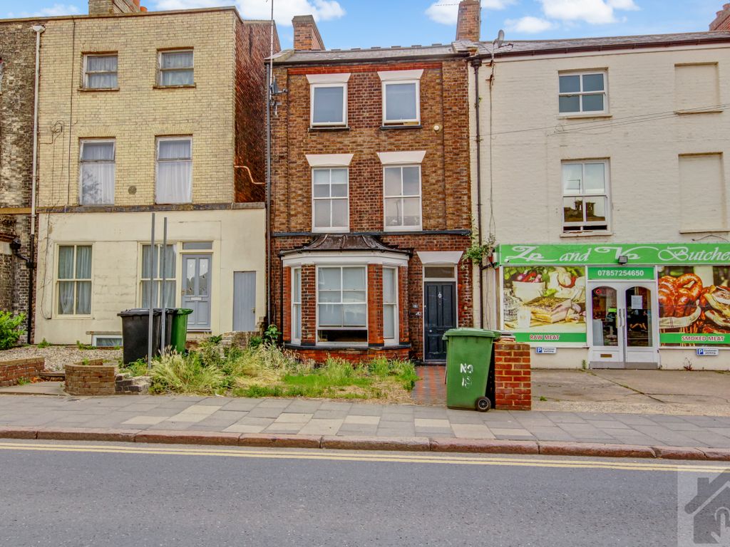 5 bed end terrace house for sale in London Road, King