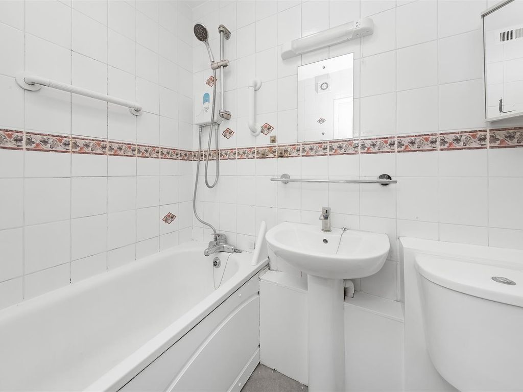 1 bed flat for sale in Erindale Court, Copers Cope Road, Beckenham BR3, £265,000