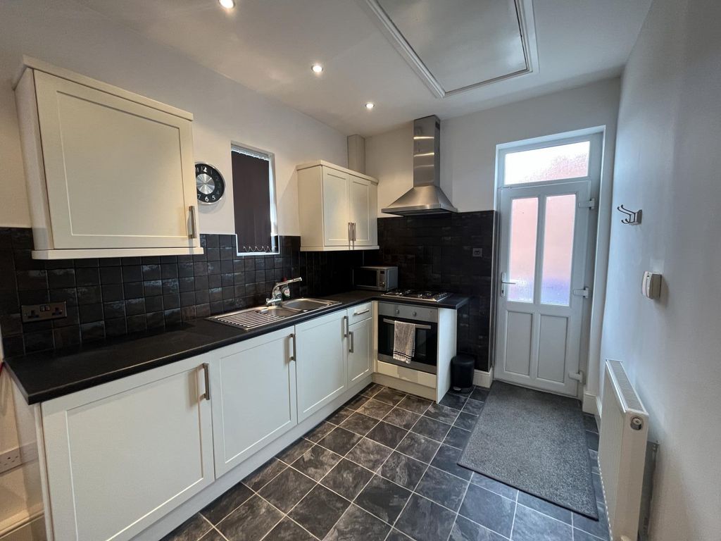 1 bed flat for sale in Thorne Road, Wheatley Hills, Doncaster DN2, £68,000