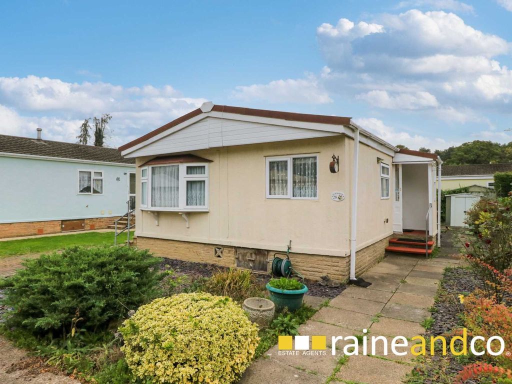 2 bed mobile/park home for sale in Marshmoor Crescent, Hatfield AL9, £155,000