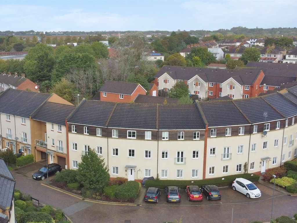 2 bed flat for sale in St. Lucia Crescent, Bristol BS7, £185,000