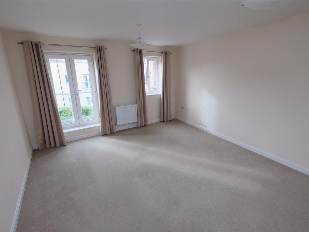 2 bed flat for sale in St. Lucia Crescent, Bristol BS7, £185,000