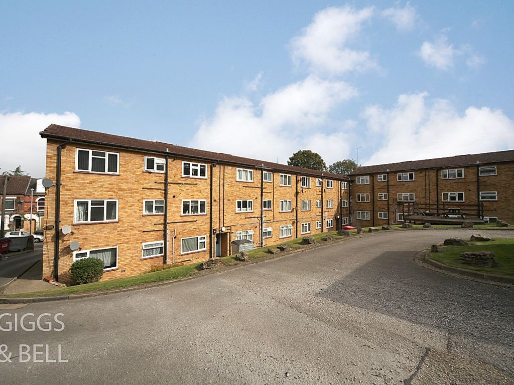 2 bed flat for sale in Stockwood Crescent, Luton, Bedfordshire LU1, £180,000
