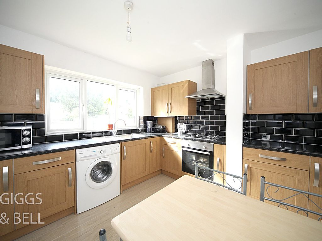 2 bed flat for sale in Stockwood Crescent, Luton, Bedfordshire LU1, £180,000