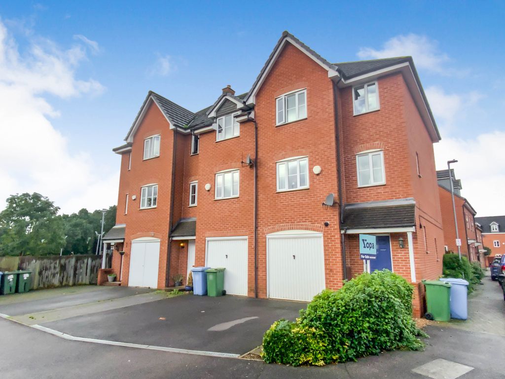 4 bed town house for sale in Waterfields, Retford DN22, £240,000