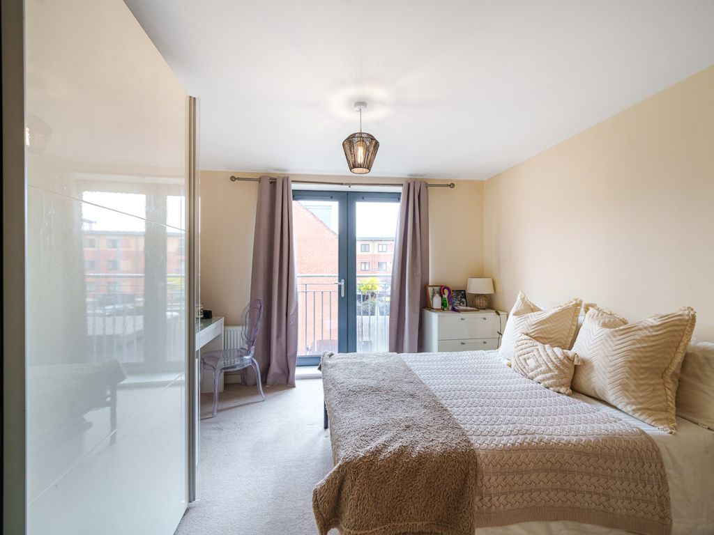 2 bed flat for sale in Basin Road, Worcester WR5, £220,000