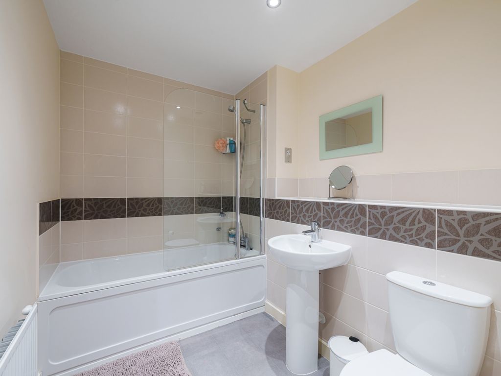 2 bed flat for sale in Basin Road, Worcester WR5, £220,000