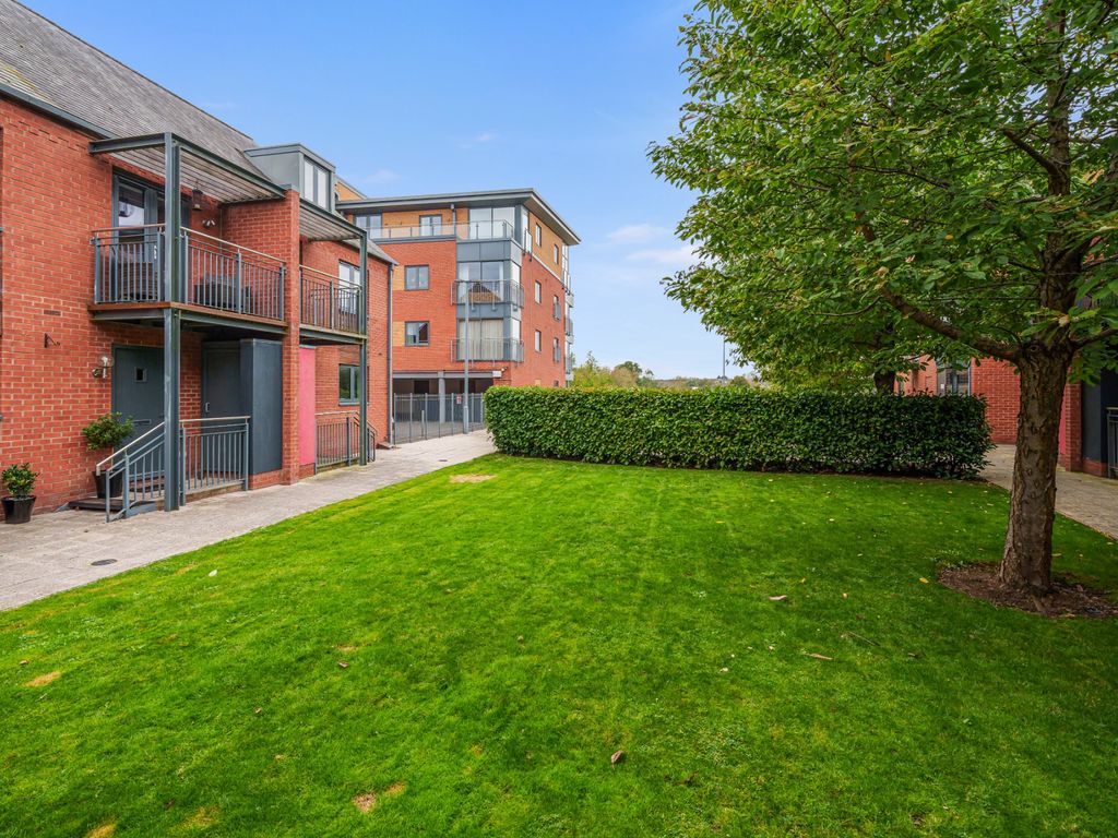 2 bed flat for sale in Basin Road, Worcester WR5, £220,000