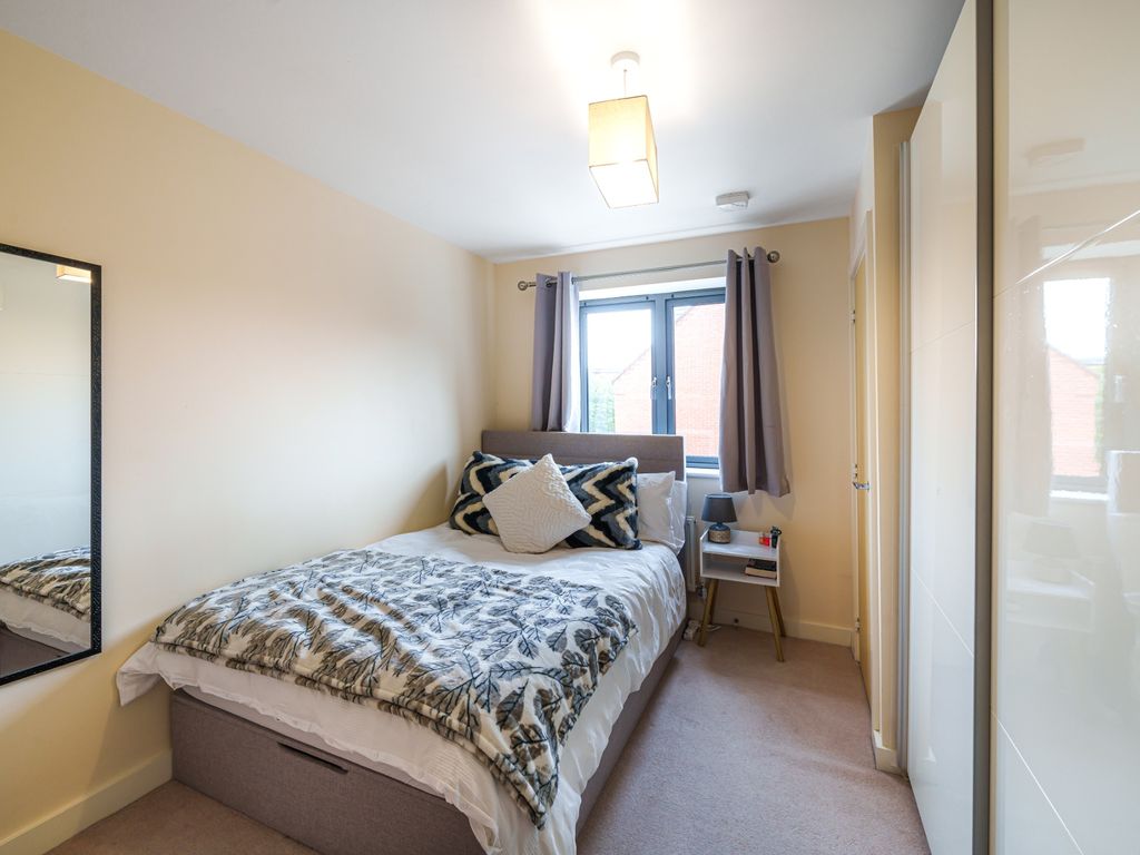 2 bed flat for sale in Basin Road, Worcester WR5, £220,000