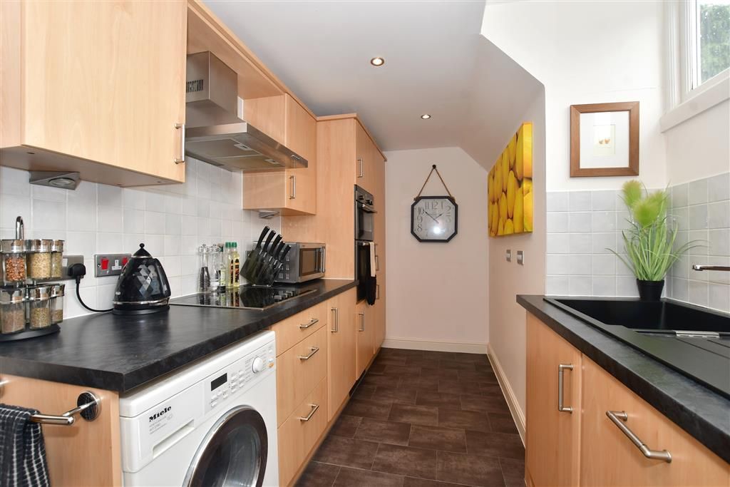 2 bed flat for sale in Elizabeth Drive, Banstead, Surrey SM7, £335,000