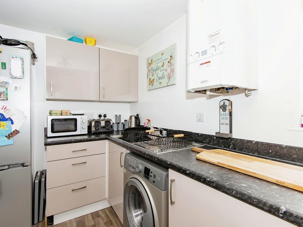2 bed flat for sale in Great Mead, Yeovil BA21, £140,000