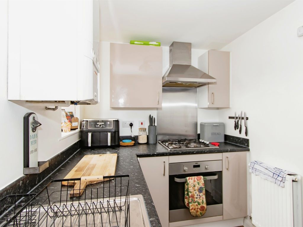 2 bed flat for sale in Great Mead, Yeovil BA21, £140,000